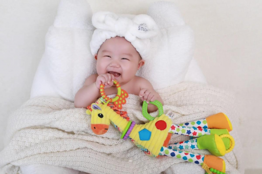 代怀包生男孩机构宝宝咬手指甲 代怀包生男孩机构宝宝咬手指甲